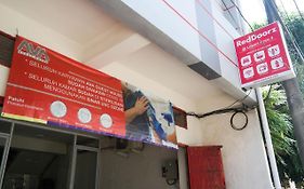 RedDoorz at Jalan Somba Opu Losari